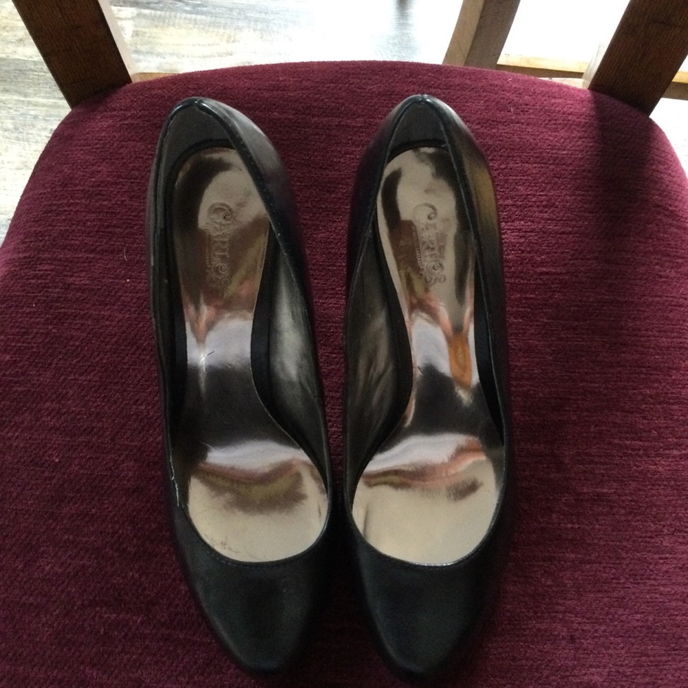 Black leather pumps. Size 10